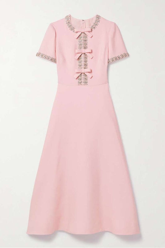 Vestido Midi Zoe en Satén Rosa con Lazos y Adornos de Cristal