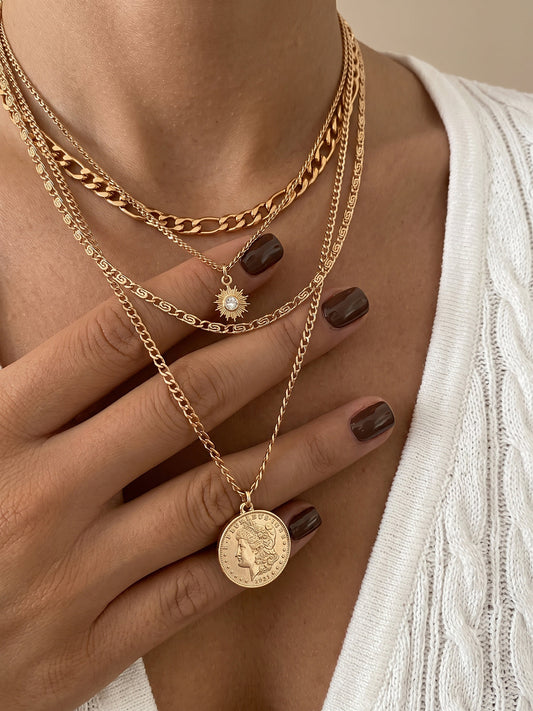 Collar de varias capas con colgante de moneda