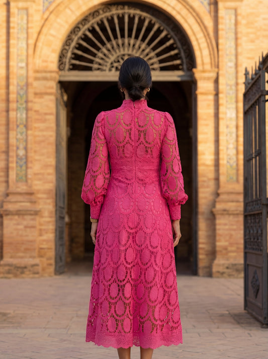 Vestido Midi Carmona en Encaje Fucsia con Mangas Largas
